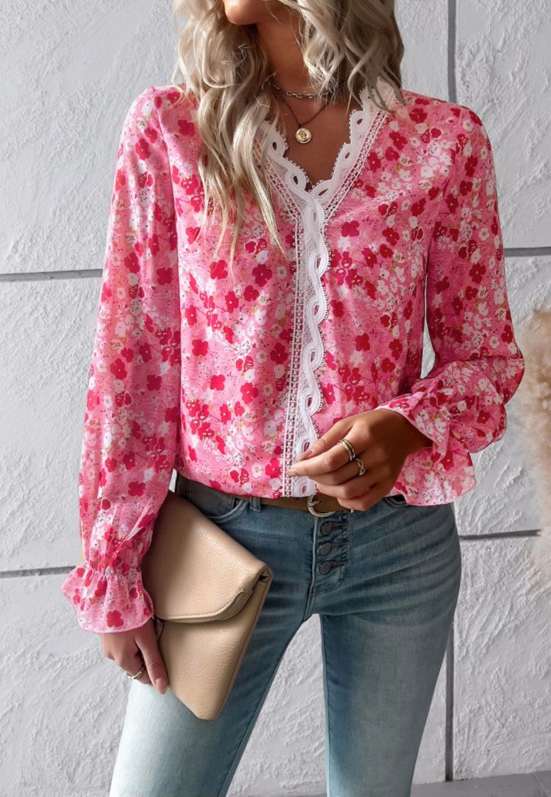 Blusa de manga larga con volantes y escote en V con encaje