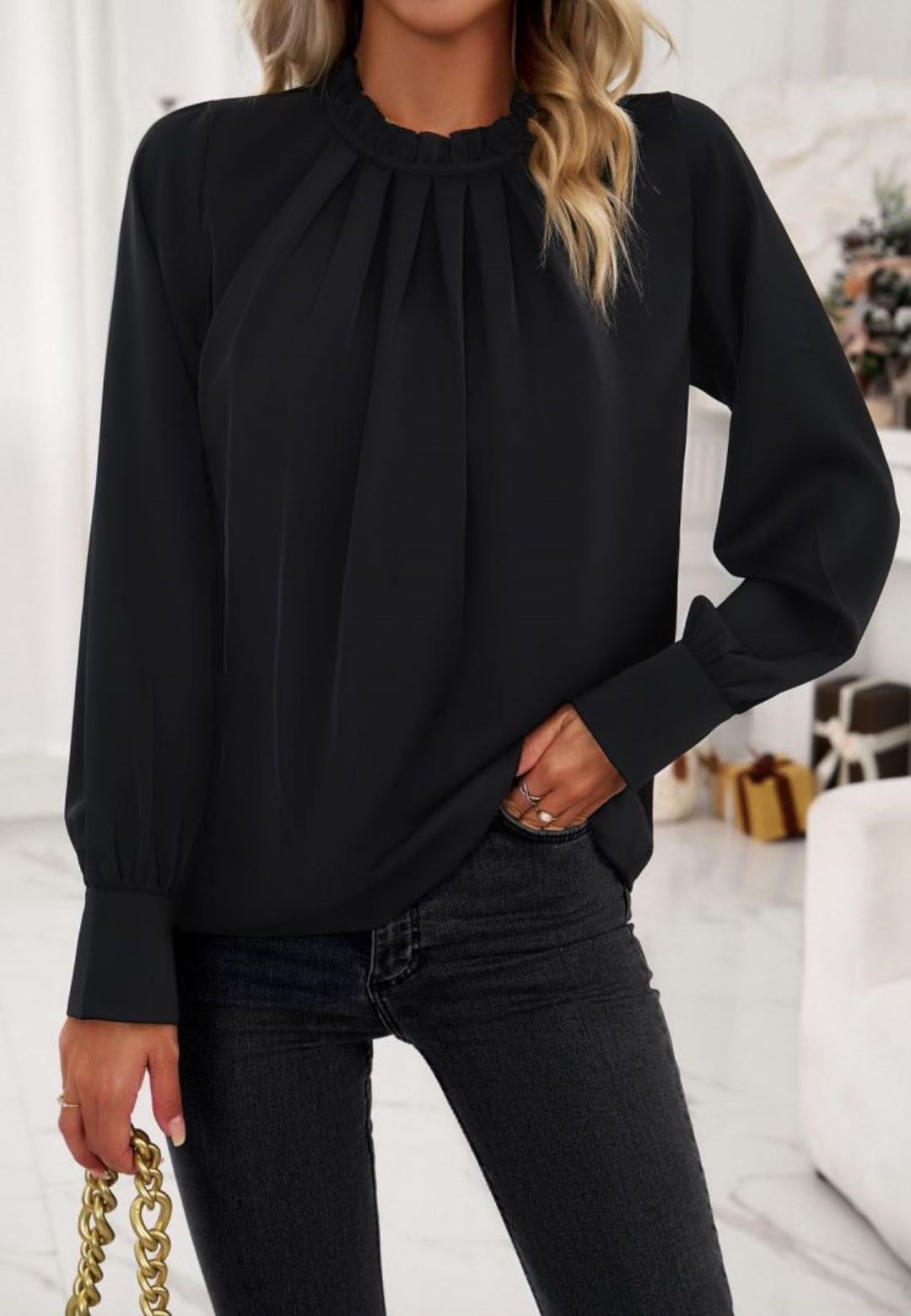 Blusa con cuello con volantes y detalle plisado