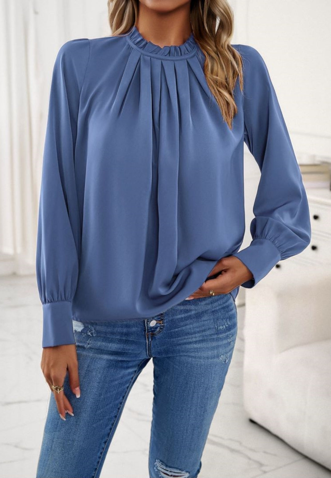 Blusa con cuello con volantes y detalle plisado
