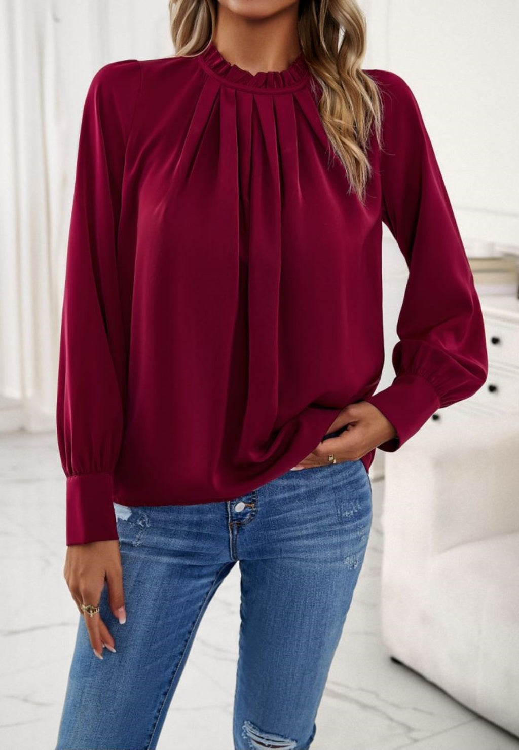 Blusa con cuello con volantes y detalle plisado