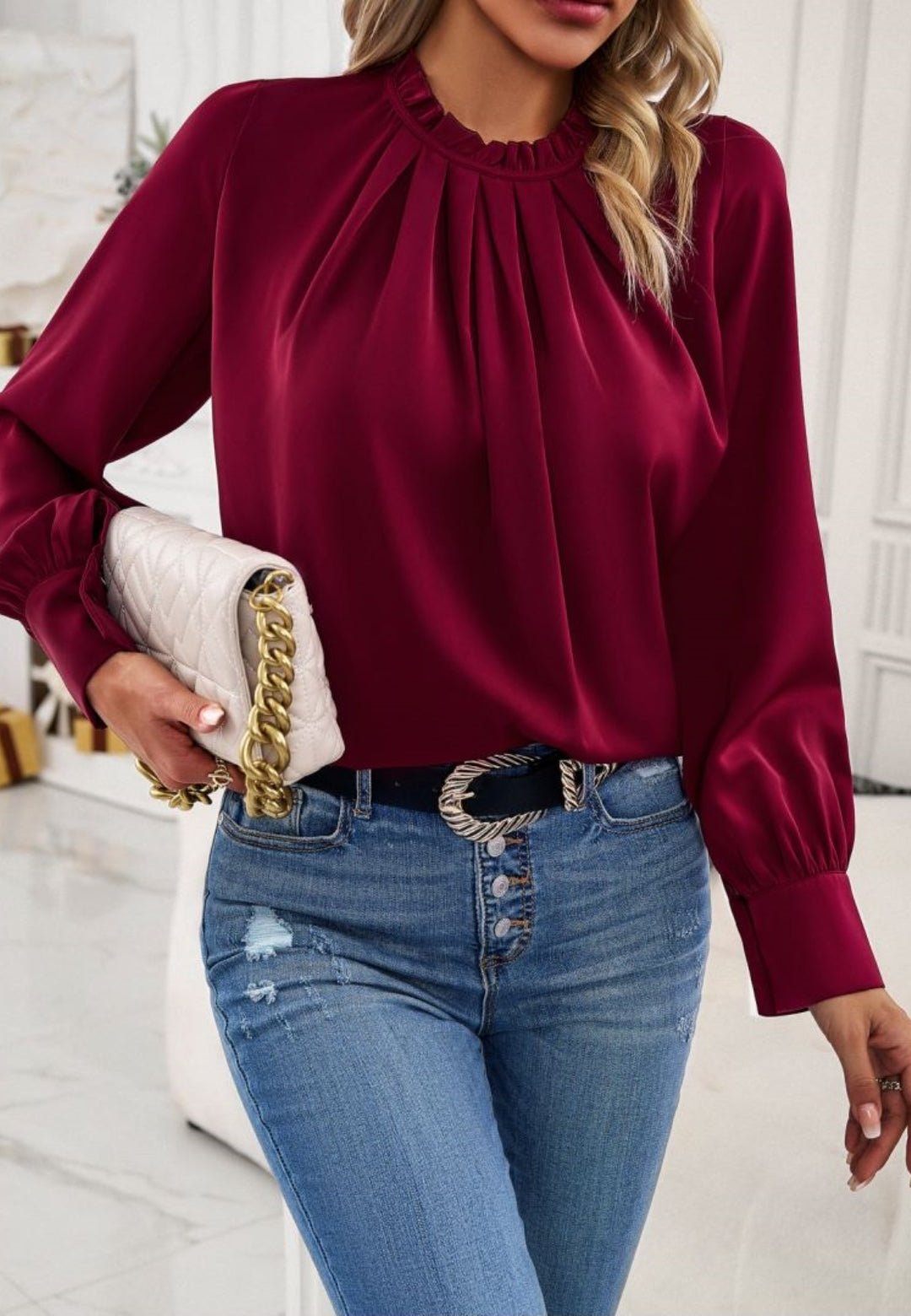Blusa con cuello con volantes y detalle plisado