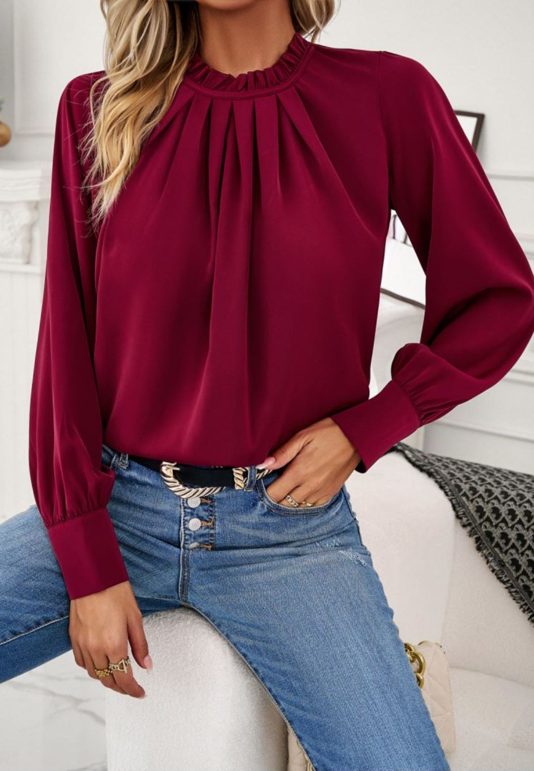 Blusa con cuello con volantes y detalle plisado