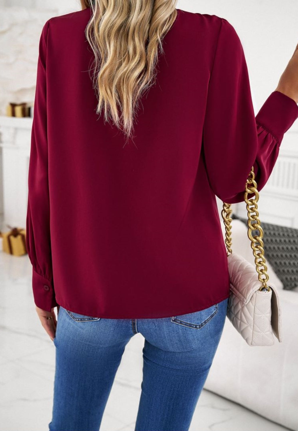 Blusa con cuello con volantes y detalle plisado