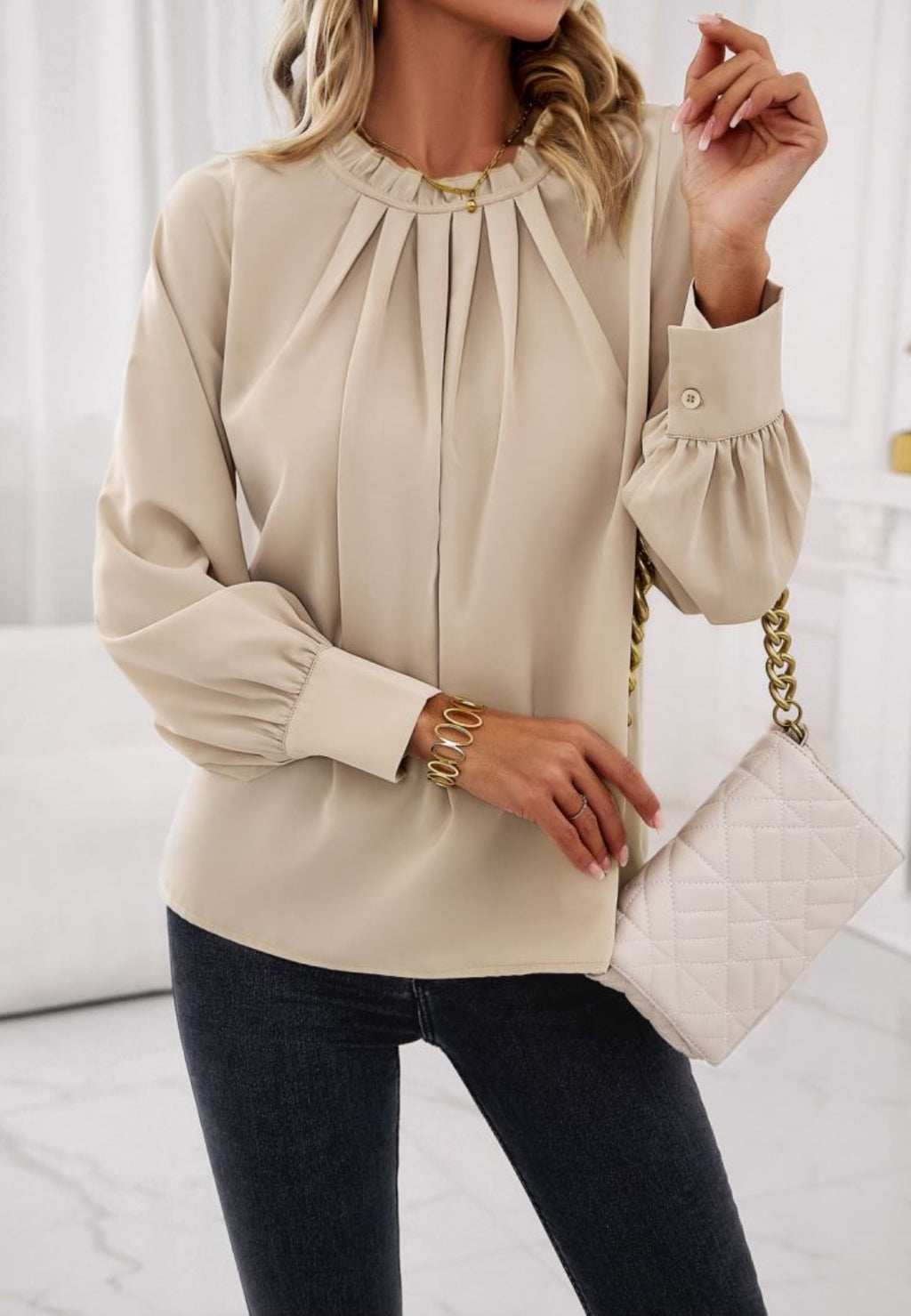 Blusa con cuello con volantes y detalle plisado