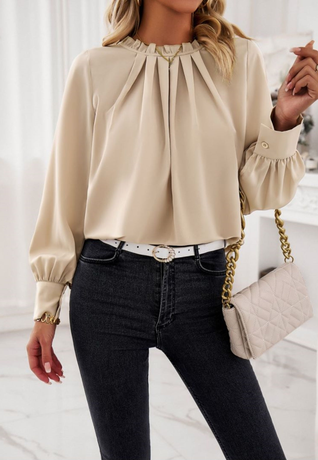 Blusa con cuello con volantes y detalle plisado