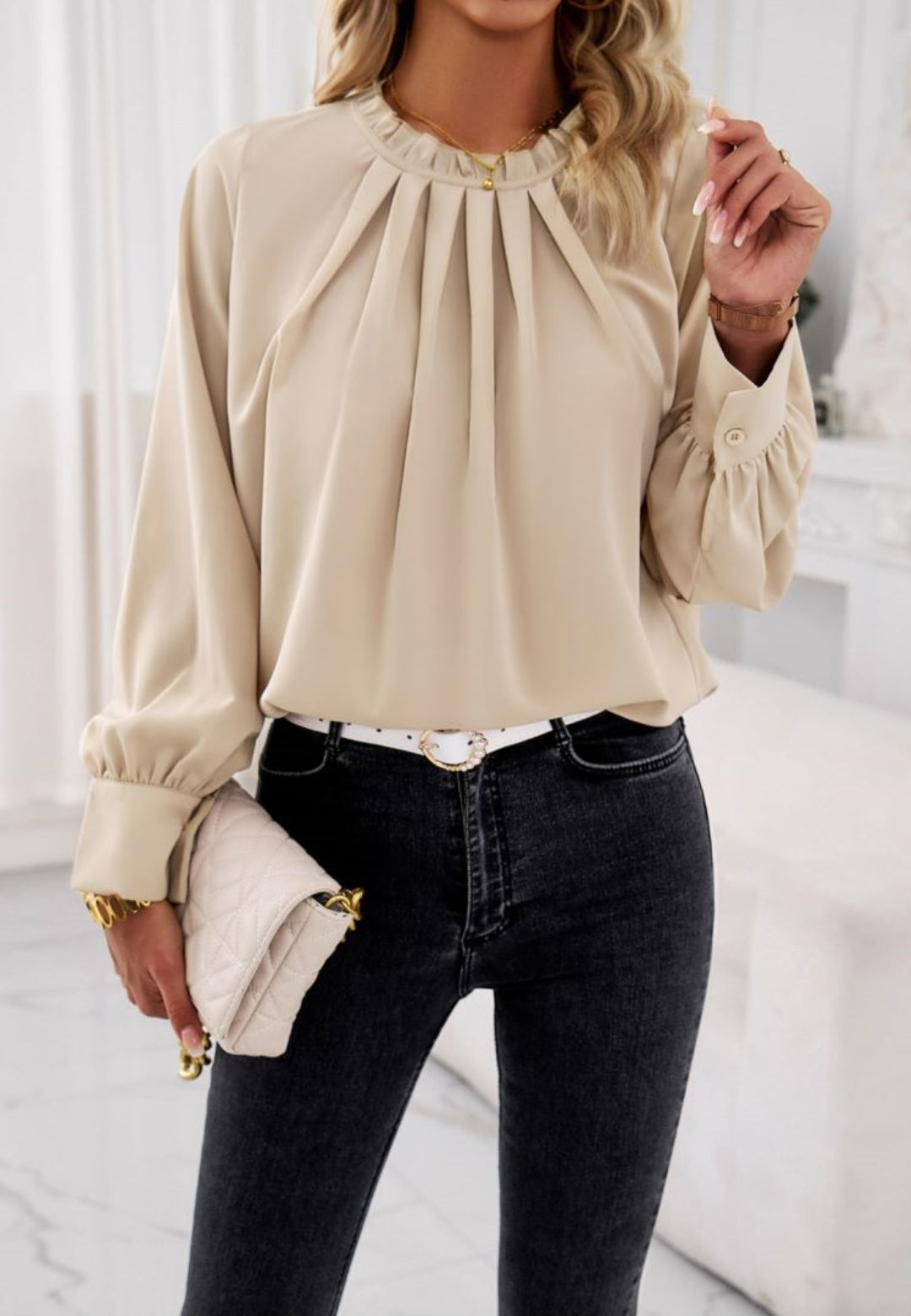 Blusa con cuello con volantes y detalle plisado