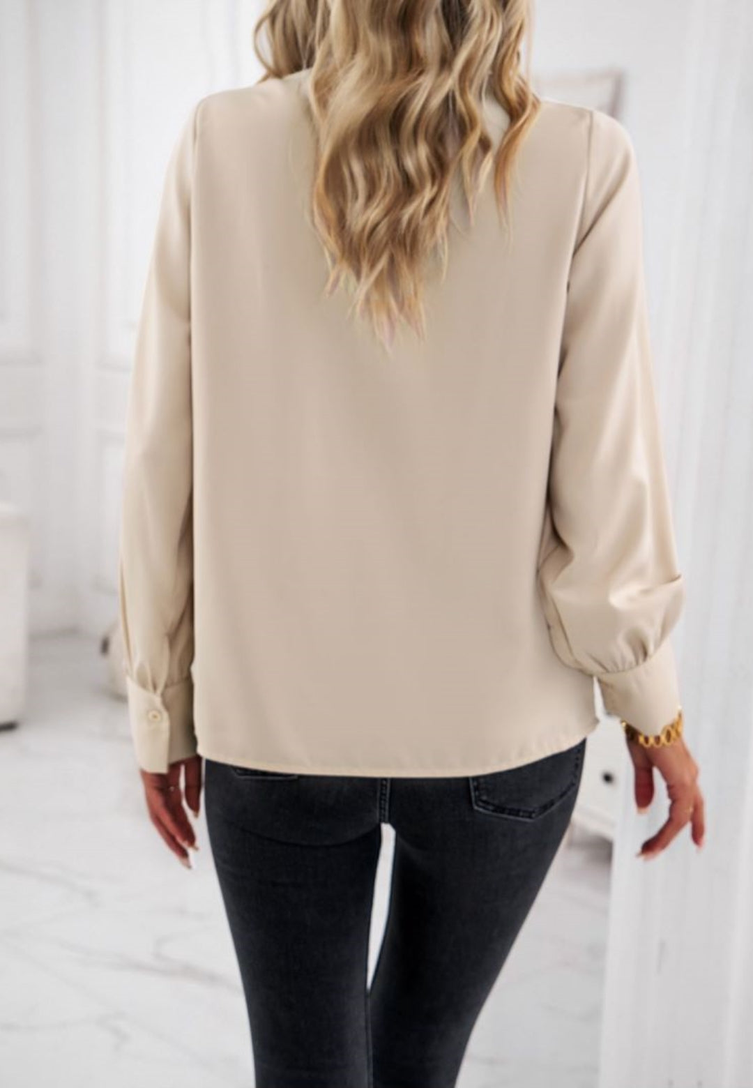 Blusa con cuello con volantes y detalle plisado