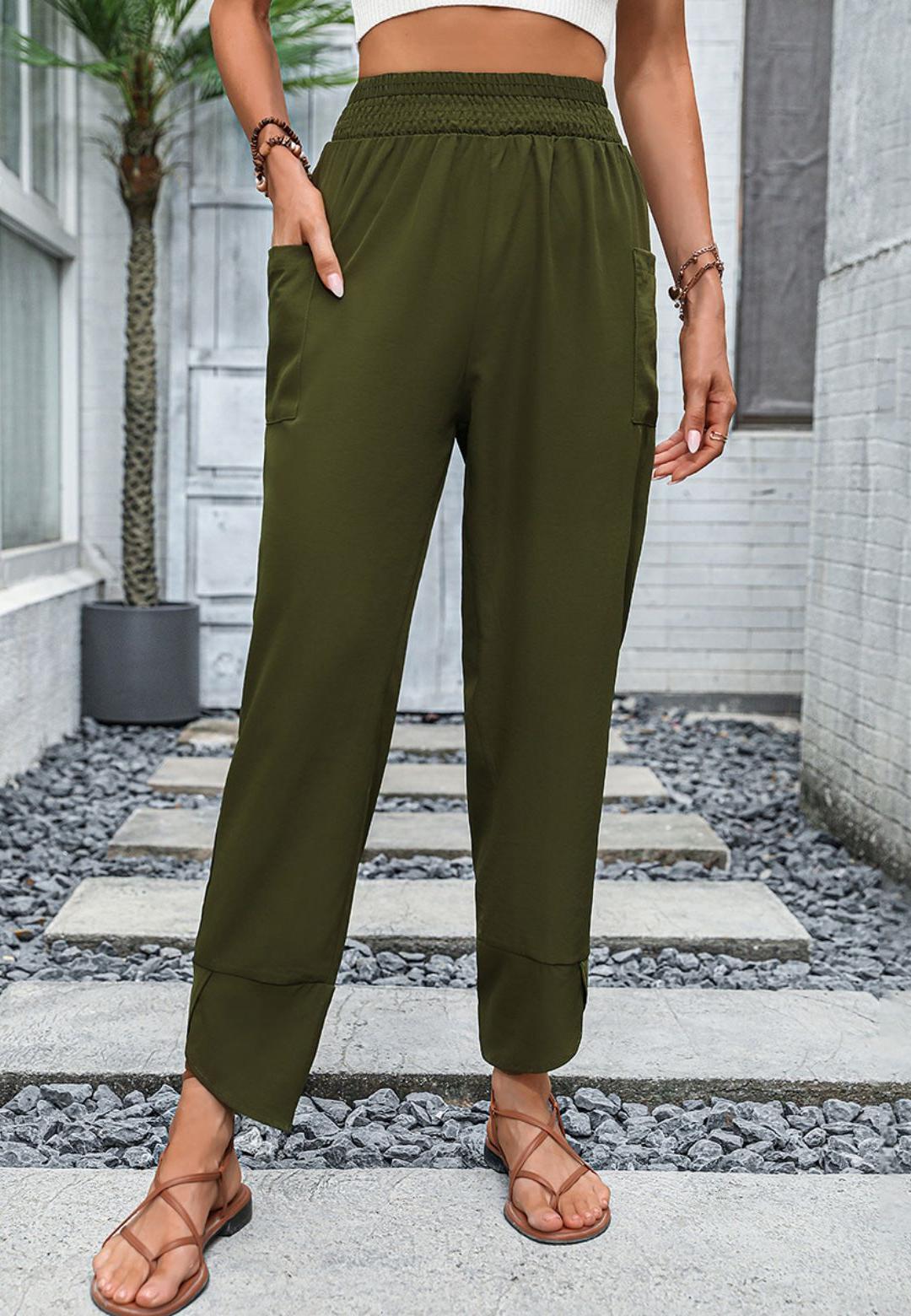 Pantalón recto con bolsillos laterales y cintura fruncida