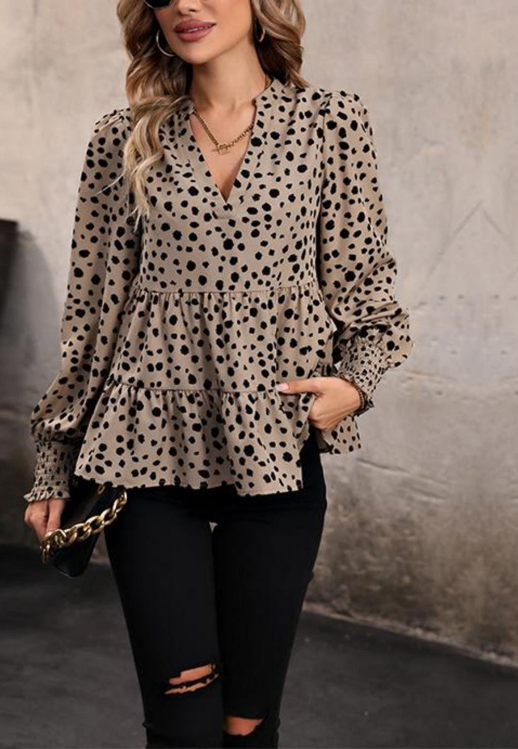 Cuello en V con muescas, estampado de lunares, mangas largas con puños, volantes y peplum fruncido