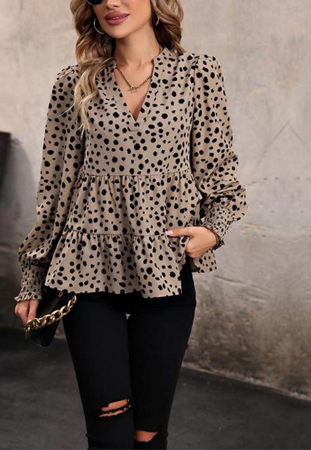 Cuello en V con muescas, estampado de lunares, mangas largas con puños, volantes y peplum fruncido