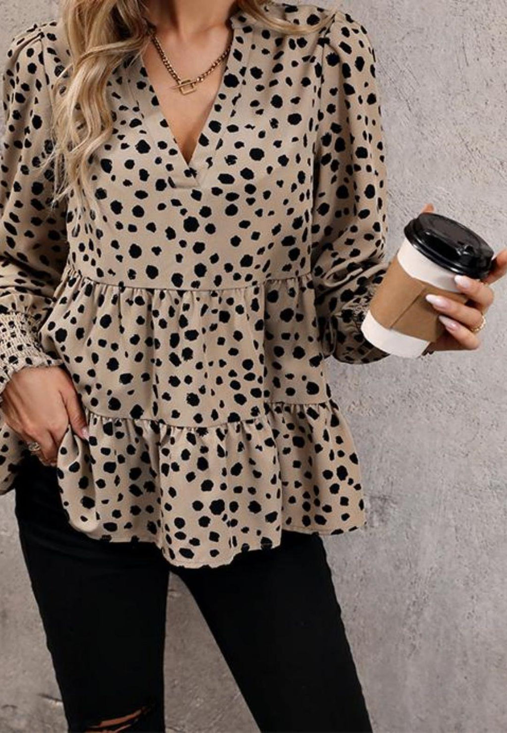 Cuello en V con muescas, estampado de lunares, mangas largas con puños, volantes y peplum fruncido