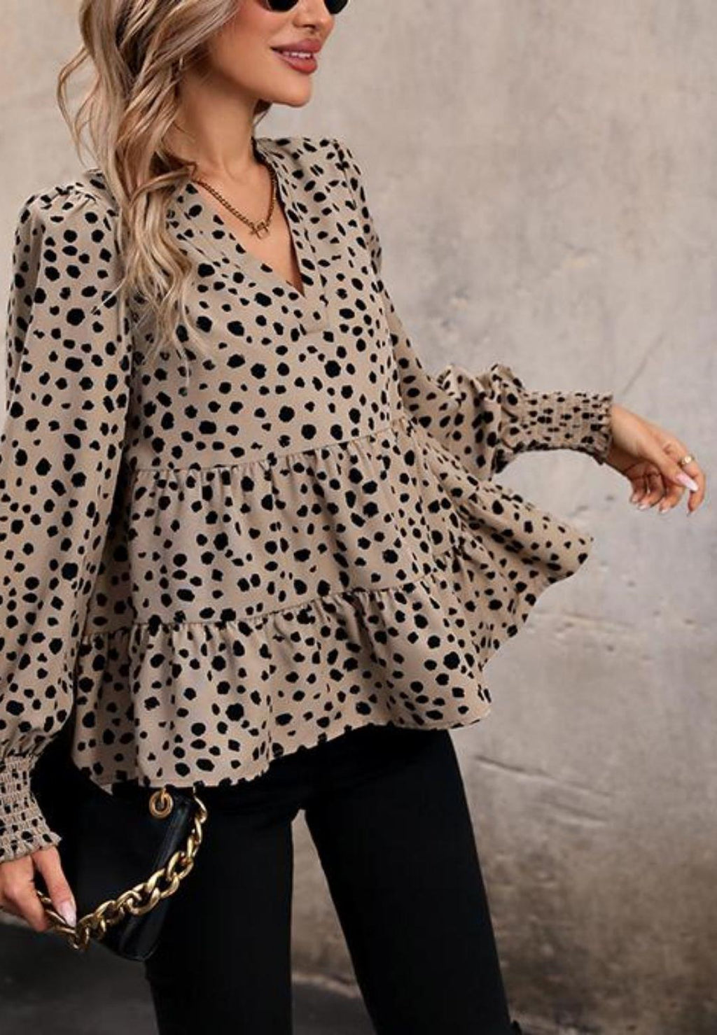 Cuello en V con muescas, estampado de lunares, mangas largas con puños, volantes y peplum fruncido
