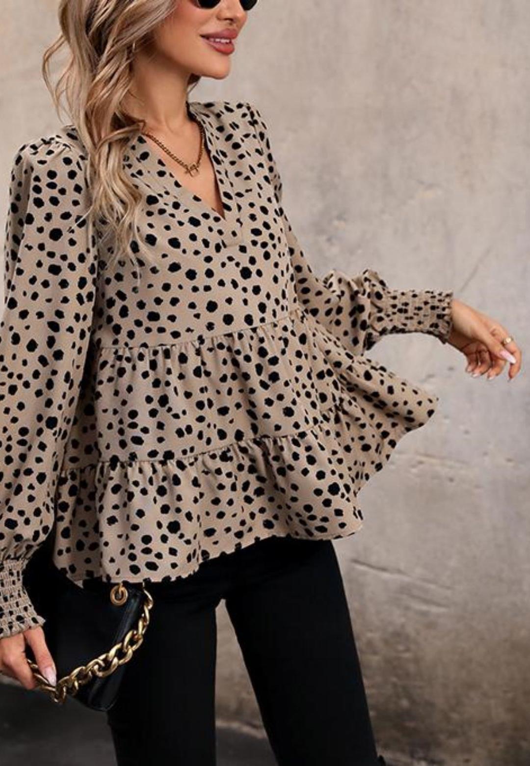Cuello en V con muescas, estampado de lunares, mangas largas con puños, volantes y peplum fruncido