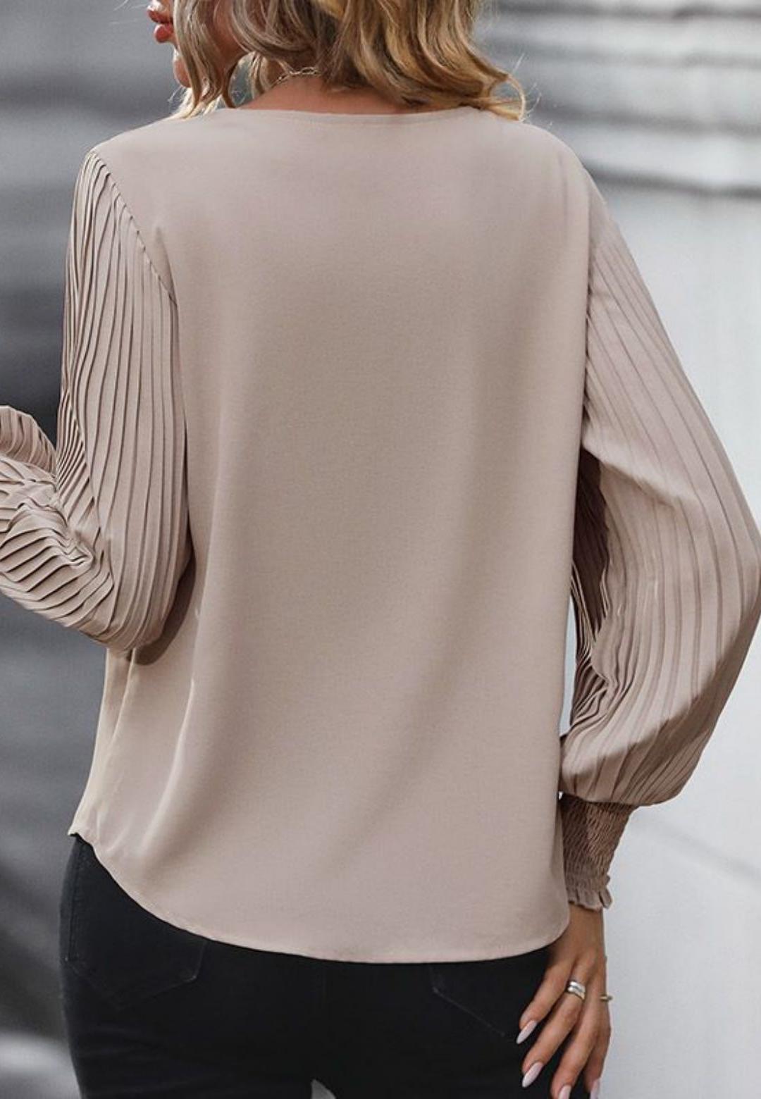 Blusa Bishop plisada de manga larga y escote en V