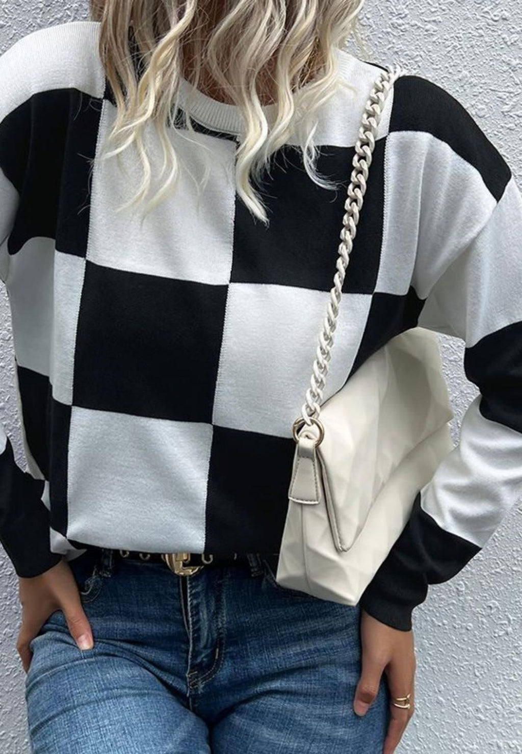 Suéter con hombros descubiertos y estampado de cuadros