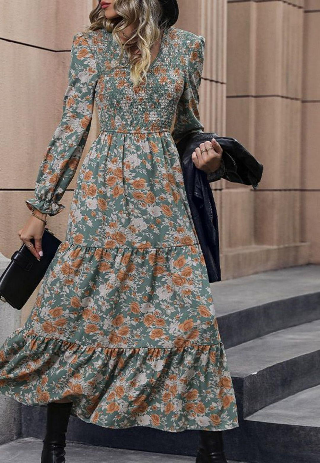 Vestido midi con escote en V, estampado floral, detalle de volantes y pecho fruncido