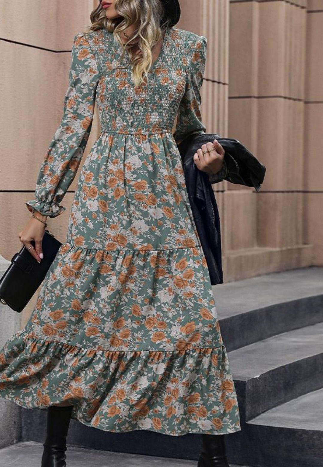 Vestido midi con escote en V, estampado floral, detalle de volantes y pecho fruncido