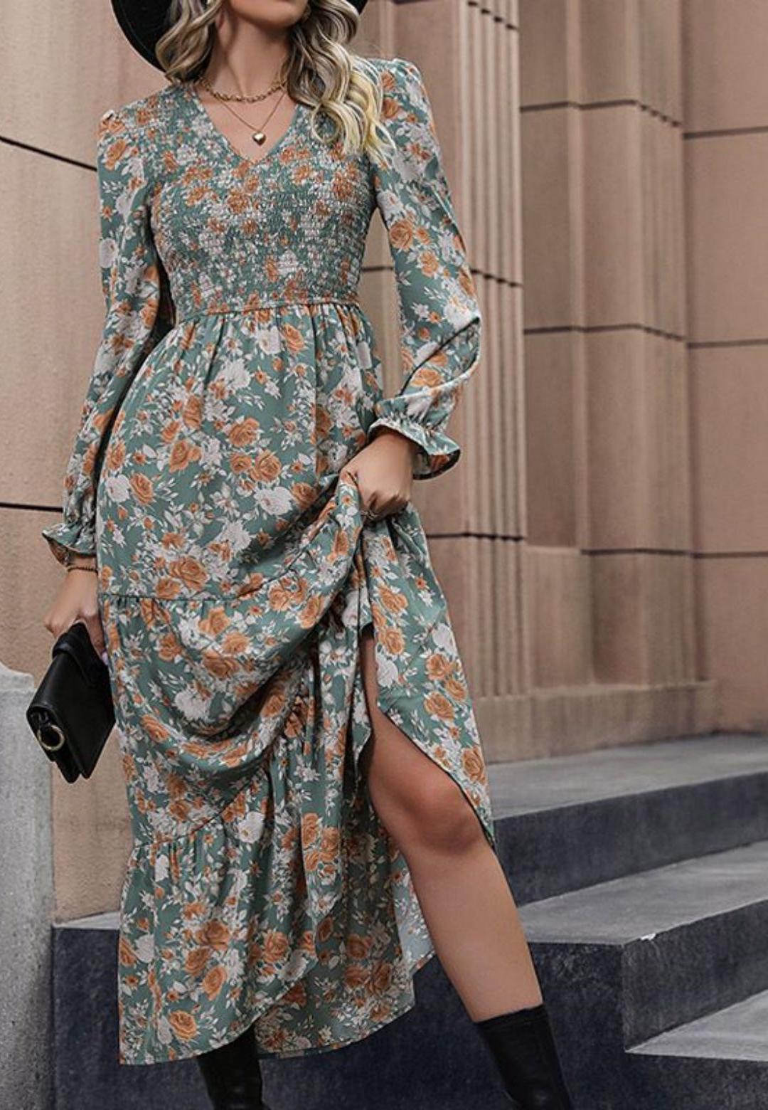 Vestido midi con escote en V, estampado floral, detalle de volantes y pecho fruncido
