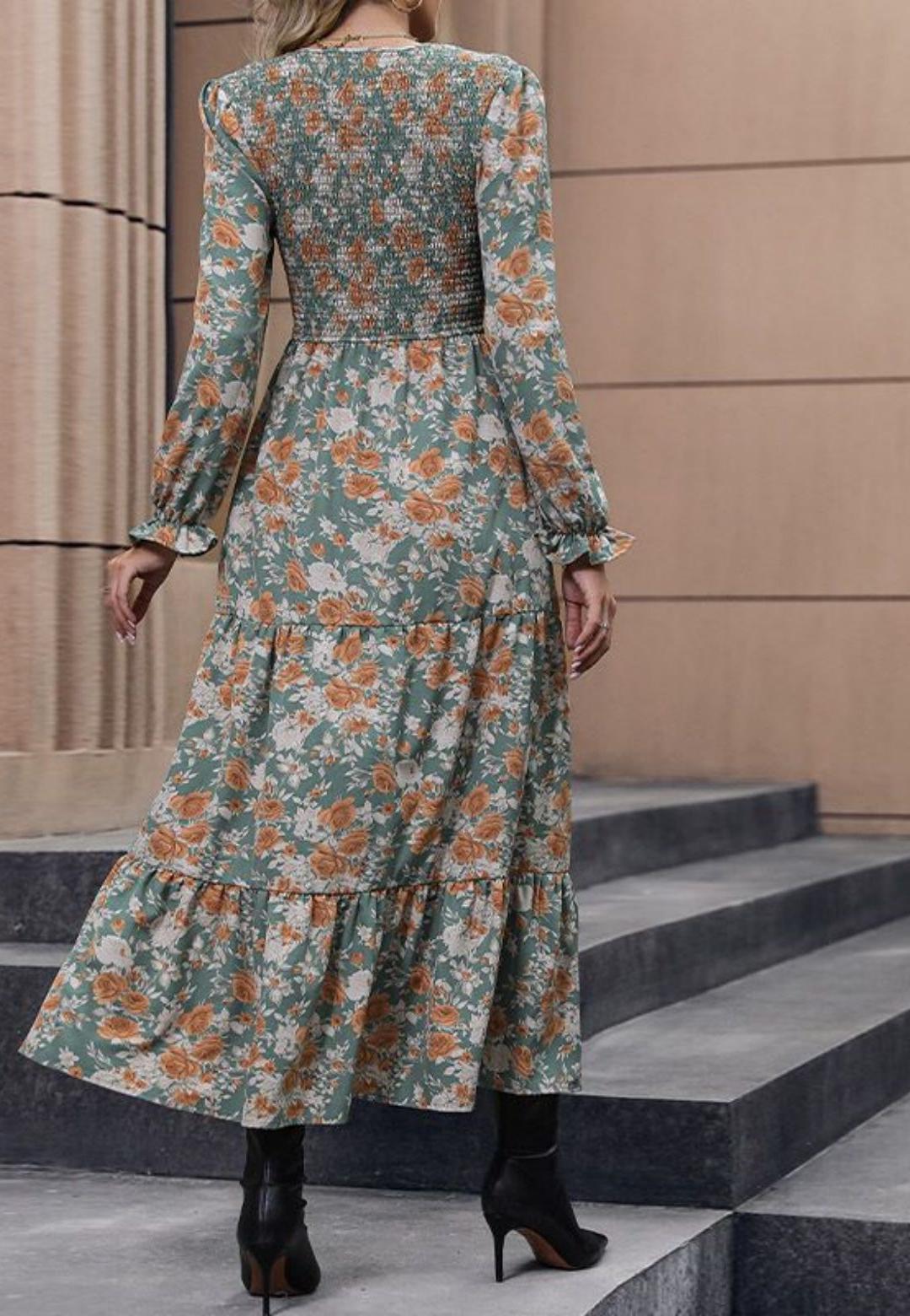 Vestido midi con escote en V, estampado floral, detalle de volantes y pecho fruncido
