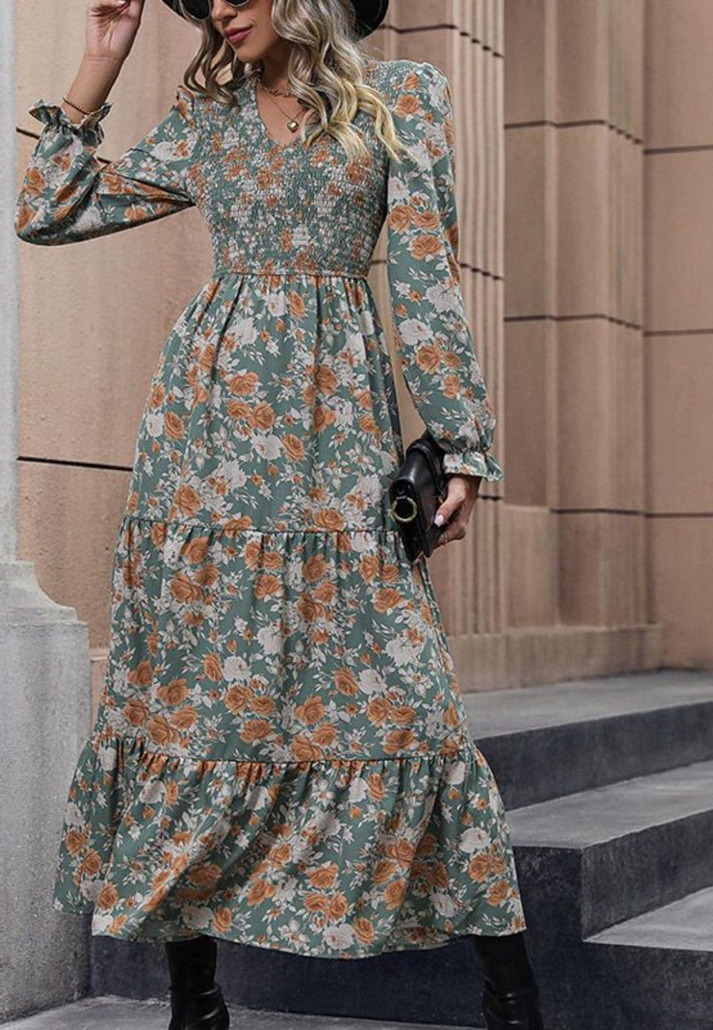 Vestido midi con escote en V, estampado floral, detalle de volantes y pecho fruncido