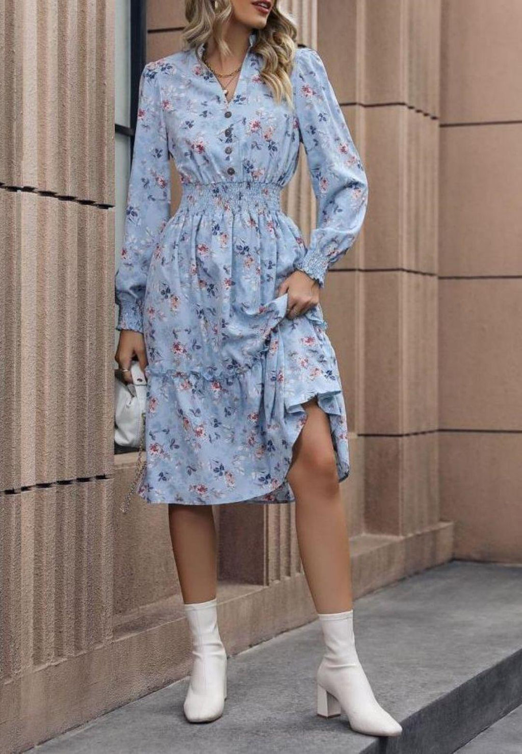 Vestido midi con escote en V con muescas, detalle de botones, mangas abullonadas y volantes