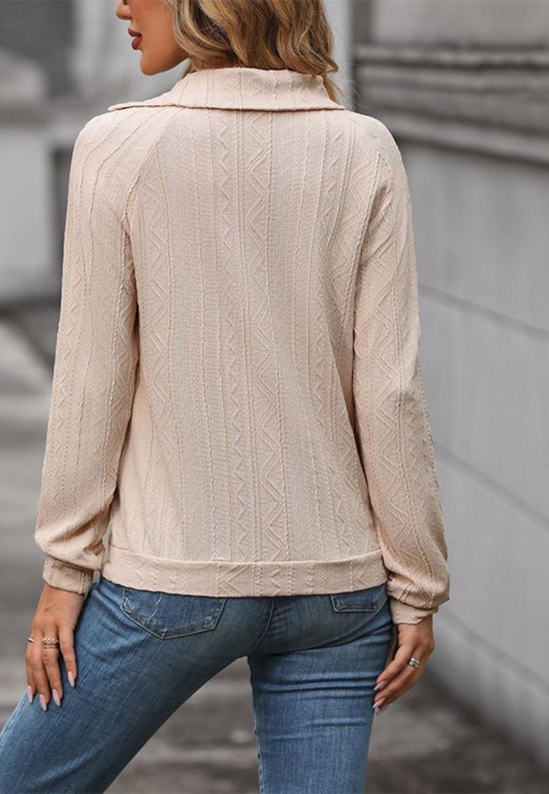 Suéter tipo pulóver con cuello abierto, detalle de botones y puños