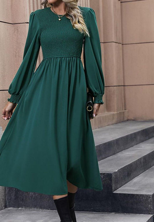 Vestido largo acampanado con mangas de obispo y pecho fruncido