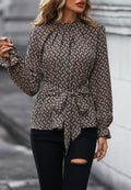 Blusa estampada con mangas abullonadas, cintura con lazo y cuello alto plisado