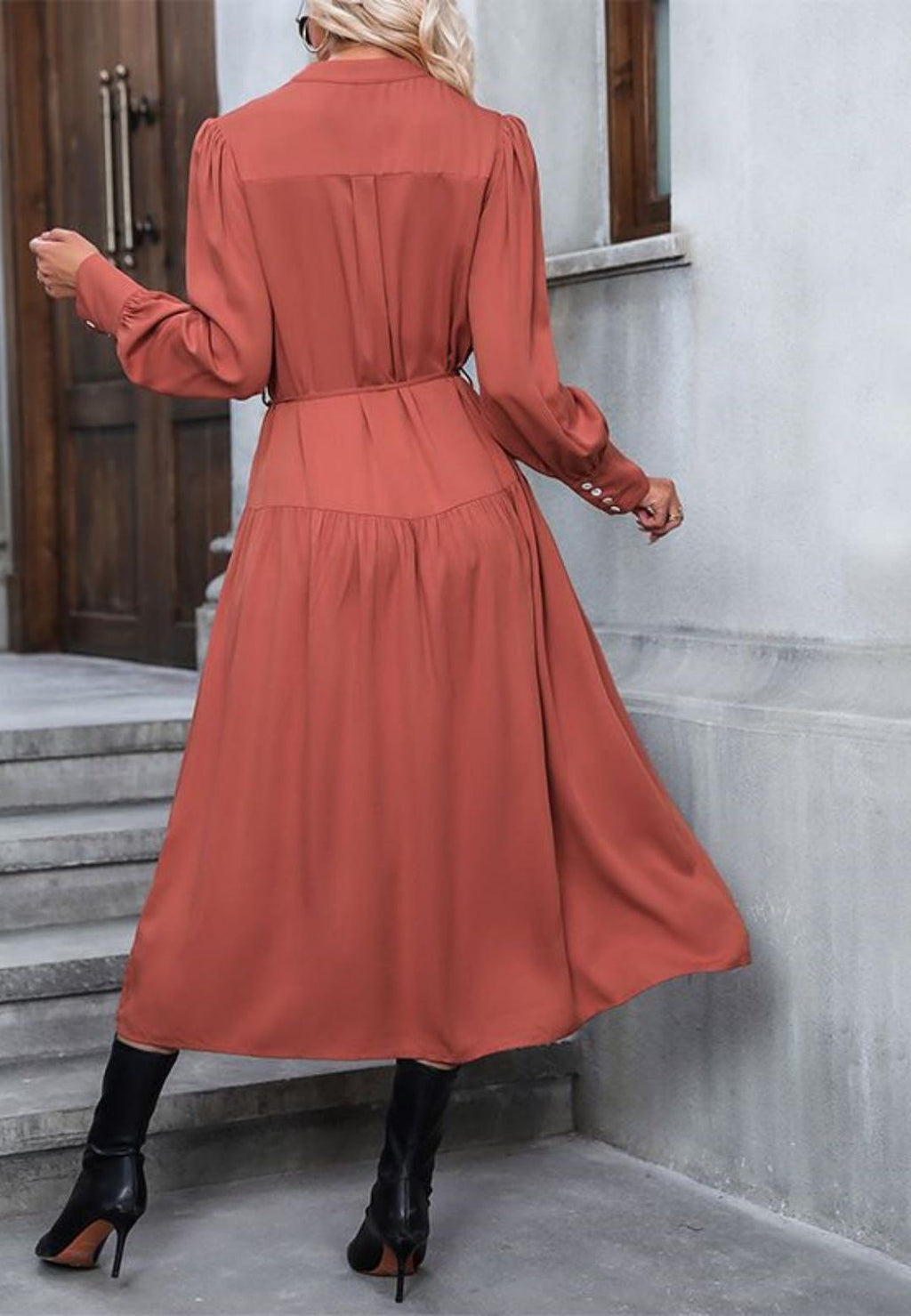 Vestido midi con escote en V con muescas, detalle de botones, puños con mangas abullonadas y cintura anudada