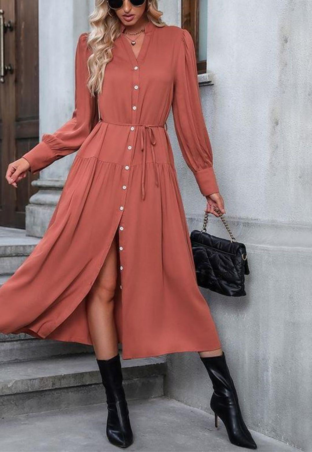 Vestido midi con escote en V con muescas, detalle de botones, puños con mangas abullonadas y cintura anudada