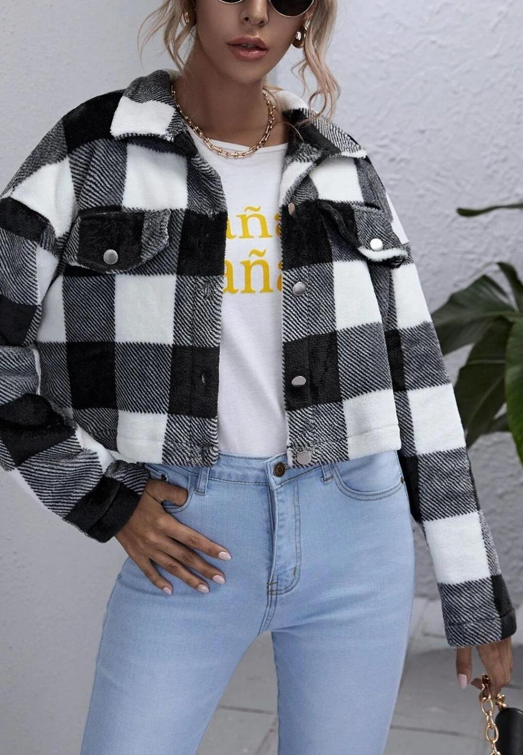 Chaqueta a cuadros con cuello corto, botones y textura cálida y acogedora