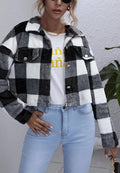 Chaqueta a cuadros con cuello corto, botones y textura cálida y acogedora