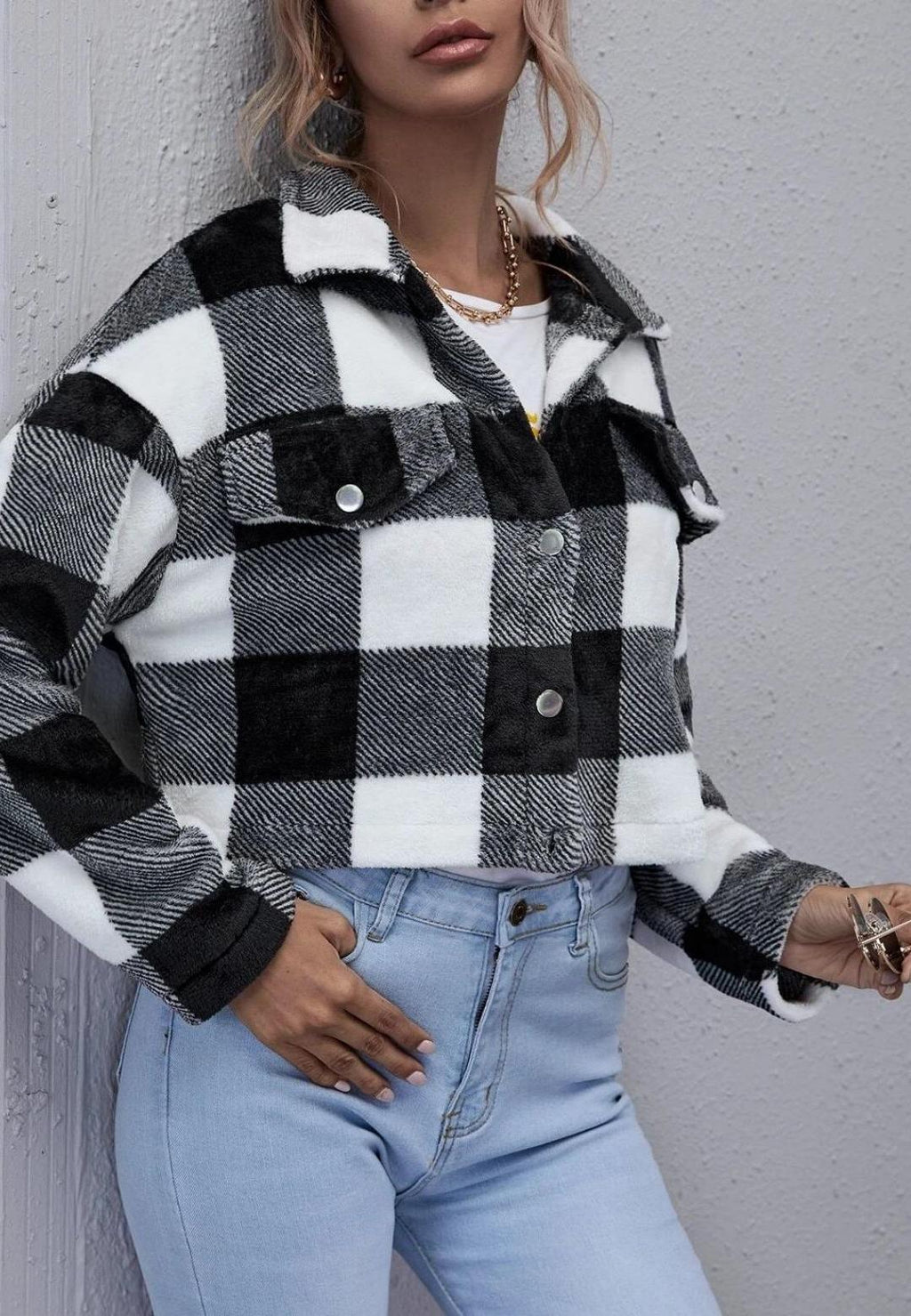 Chaqueta a cuadros con cuello corto, botones y textura cálida y acogedora