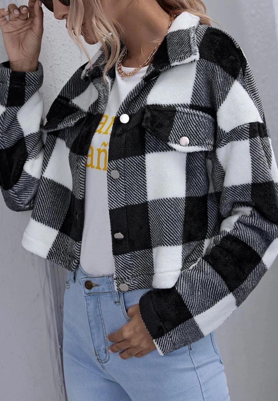 Chaqueta a cuadros con cuello corto, botones y textura cálida y acogedora