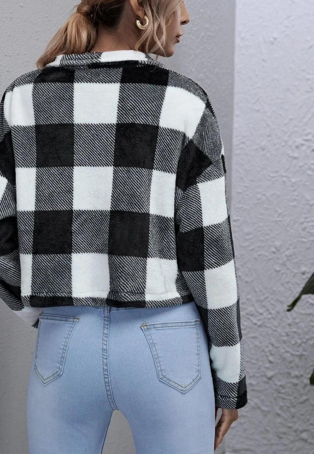 Chaqueta a cuadros con cuello corto, botones y textura cálida y acogedora