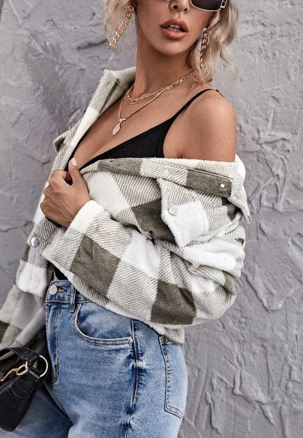 Chaqueta a cuadros con cuello corto, botones y textura cálida y acogedora