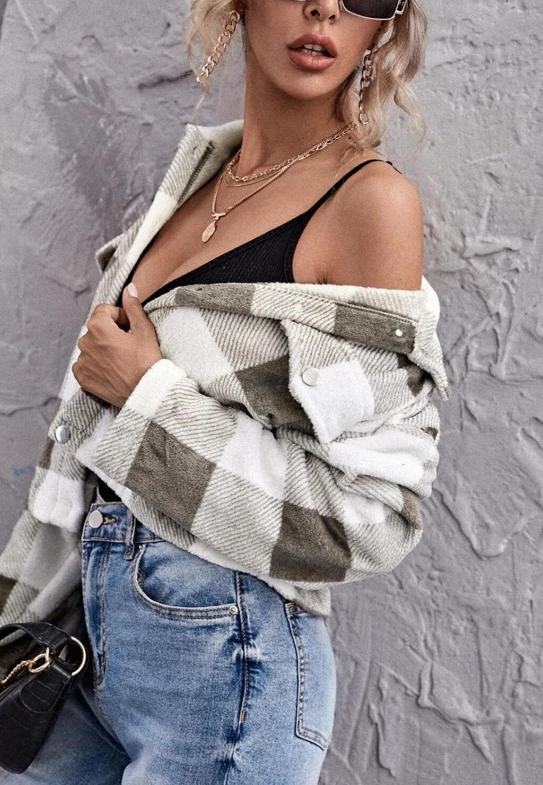 Chaqueta a cuadros con cuello corto, botones y textura cálida y acogedora