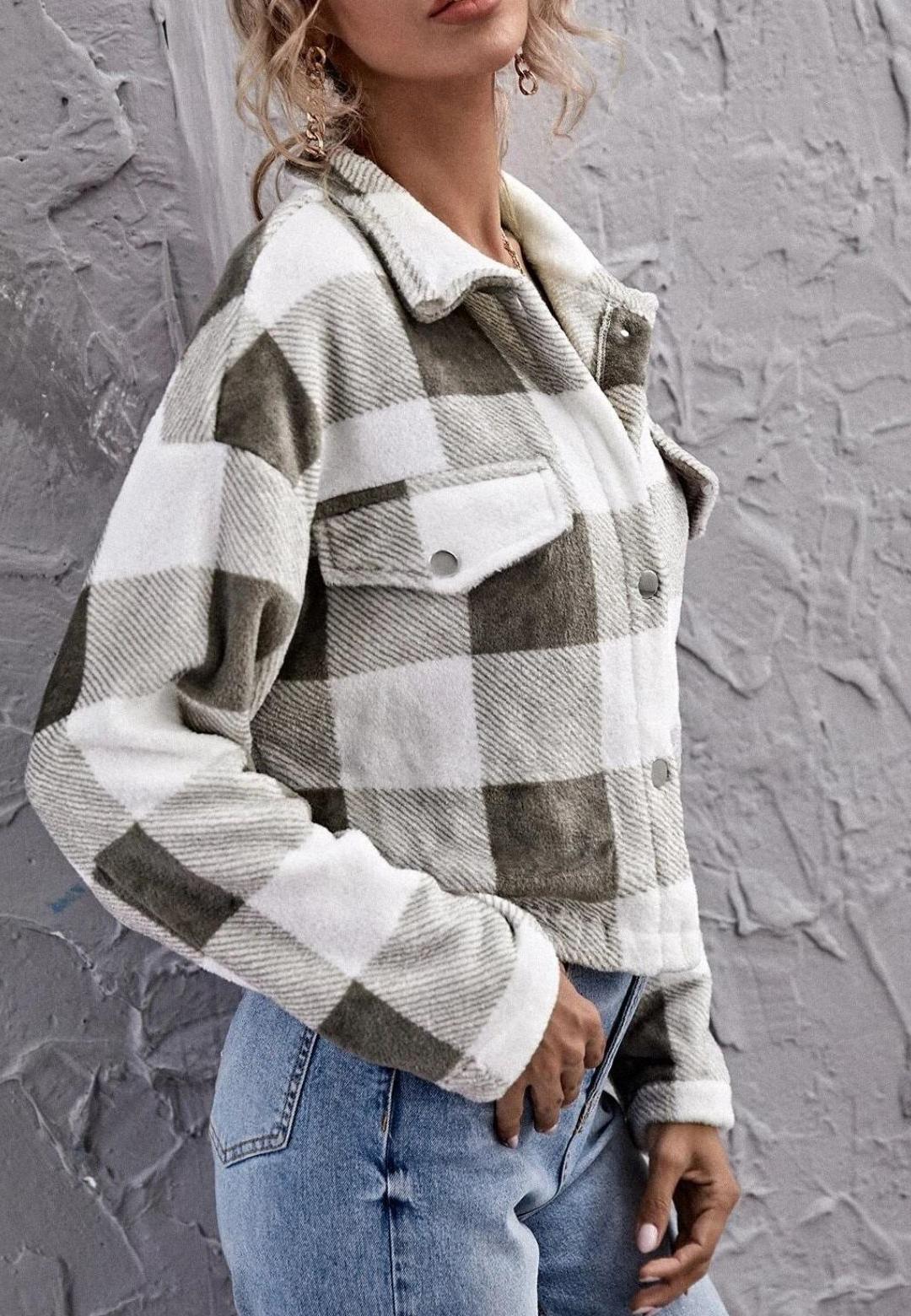 Chaqueta a cuadros con cuello corto, botones y textura cálida y acogedora