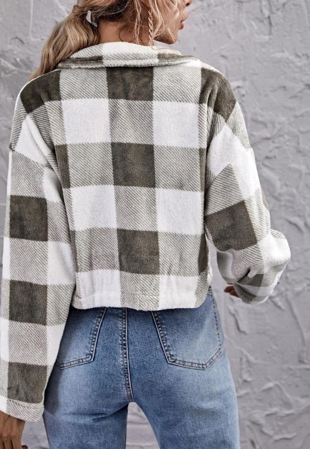 Chaqueta a cuadros con cuello corto, botones y textura cálida y acogedora