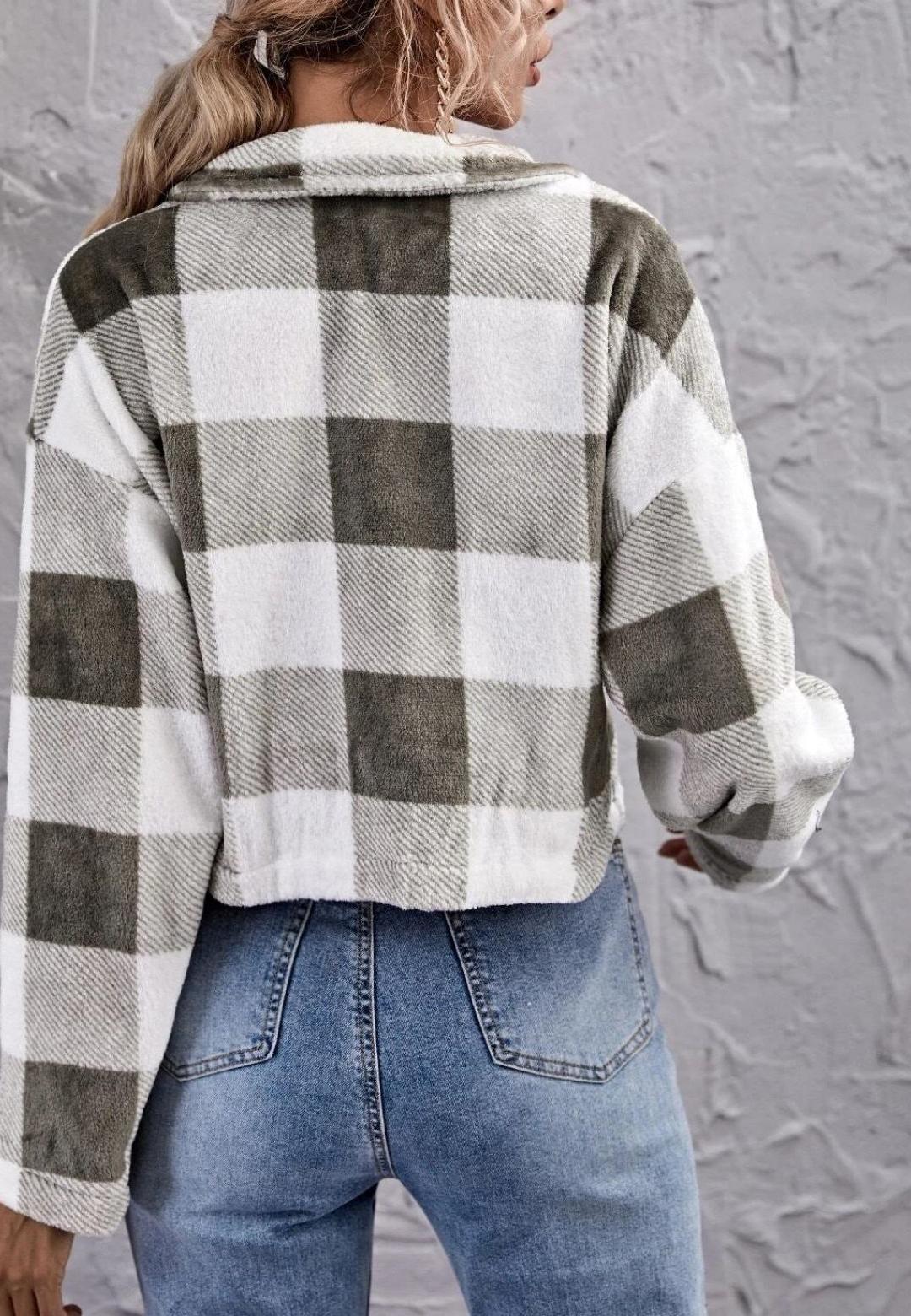 Chaqueta a cuadros con cuello corto, botones y textura cálida y acogedora