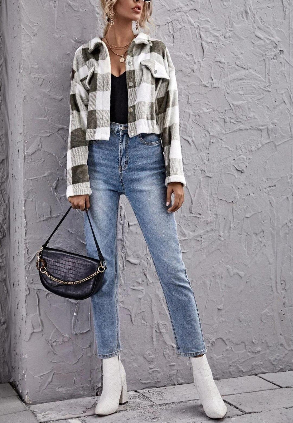 Chaqueta a cuadros con cuello corto, botones y textura cálida y acogedora