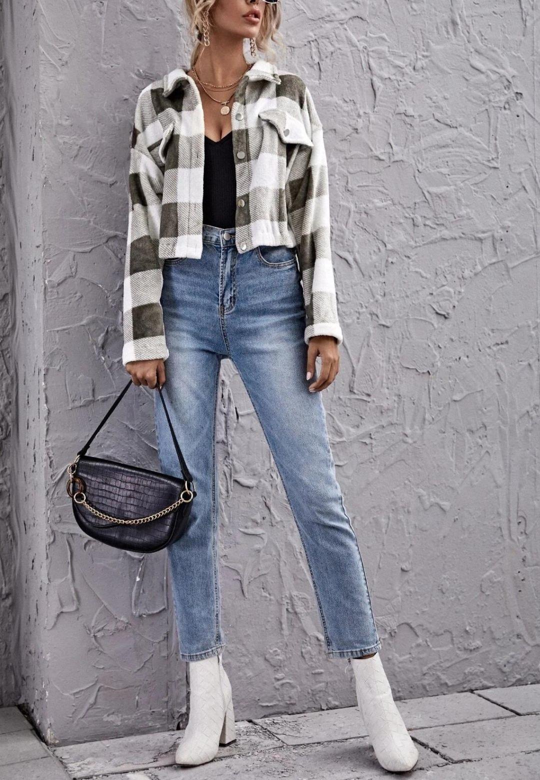 Chaqueta a cuadros con cuello corto, botones y textura cálida y acogedora