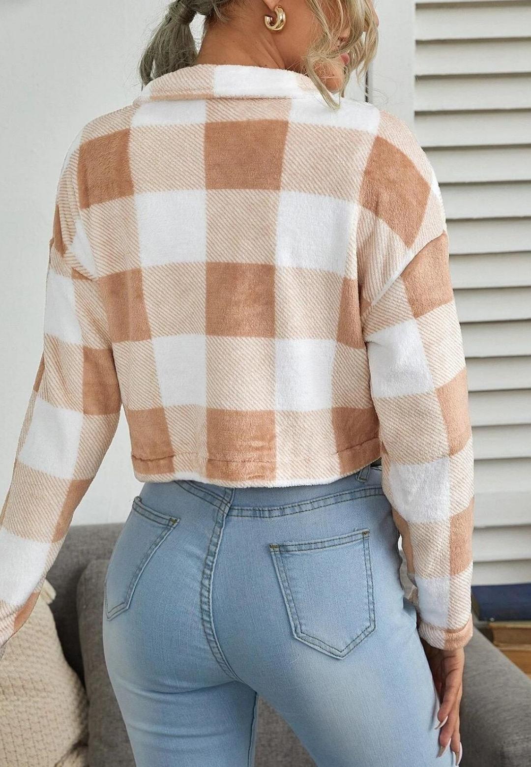 Chaqueta a cuadros con cuello corto, botones y textura cálida y acogedora