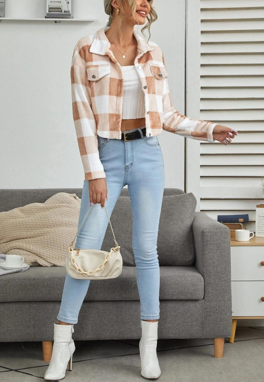 Chaqueta a cuadros con cuello corto, botones y textura cálida y acogedora
