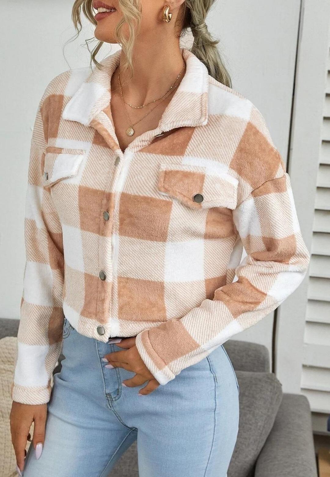 Chaqueta a cuadros con cuello corto, botones y textura cálida y acogedora