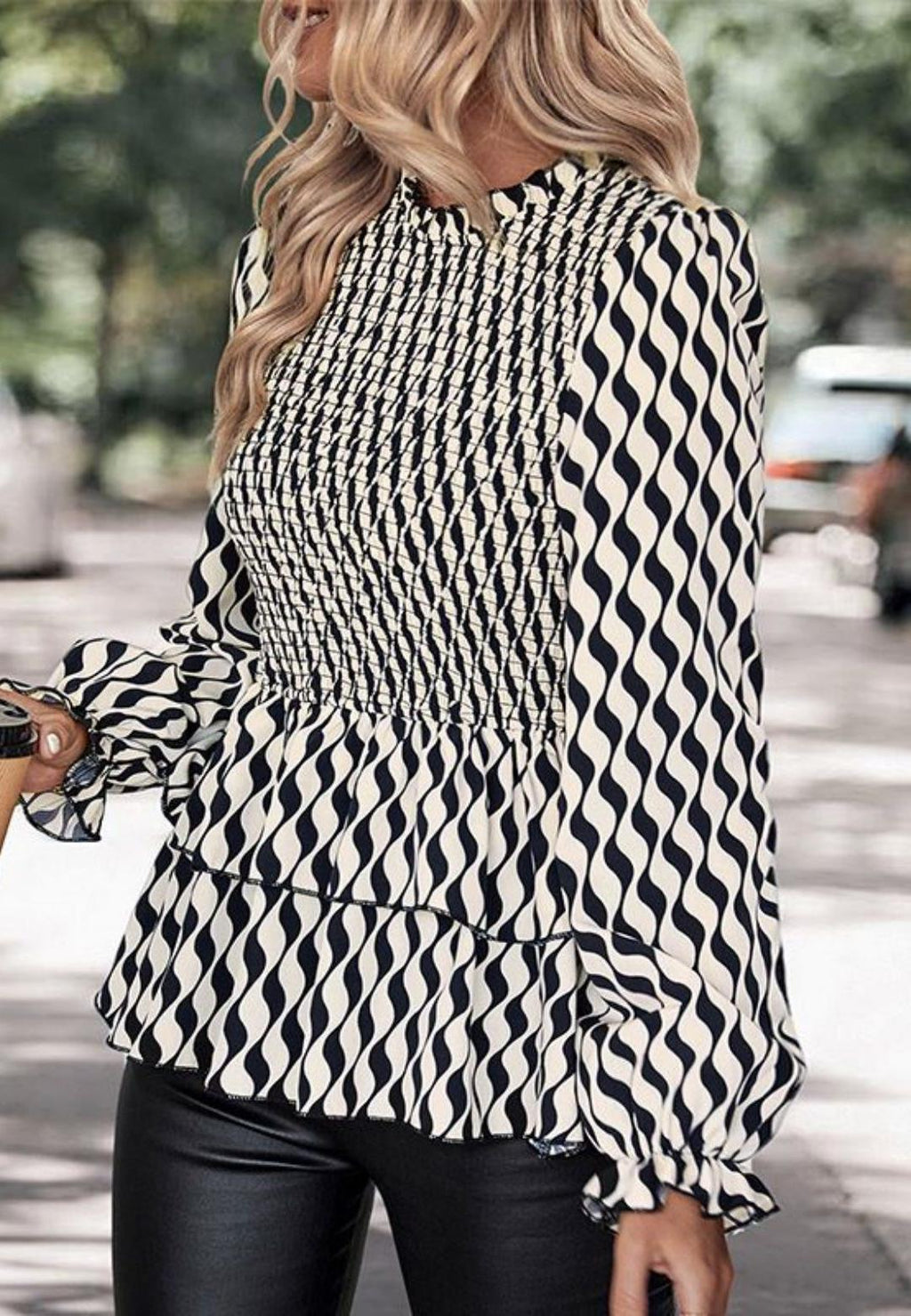 Blusa peplum con capas y estampado ondulado