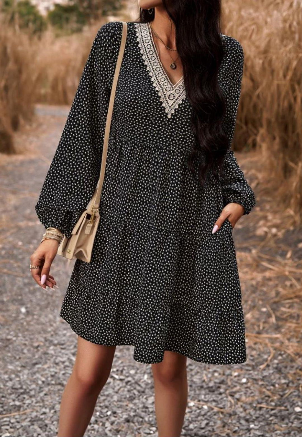 Vestido de crochet con cuello en V y estampado de lunares