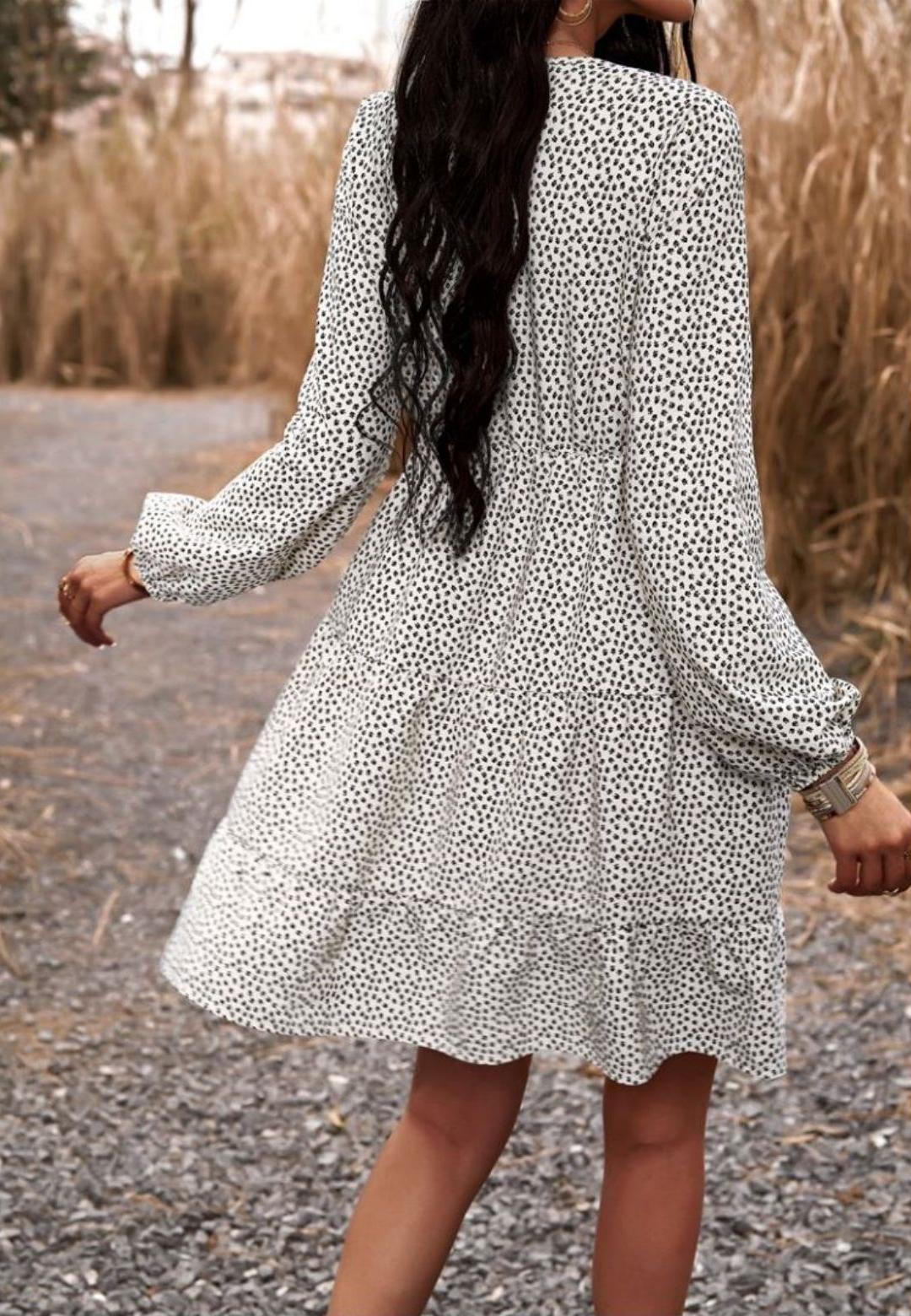 Vestido de crochet con cuello en V y estampado de lunares