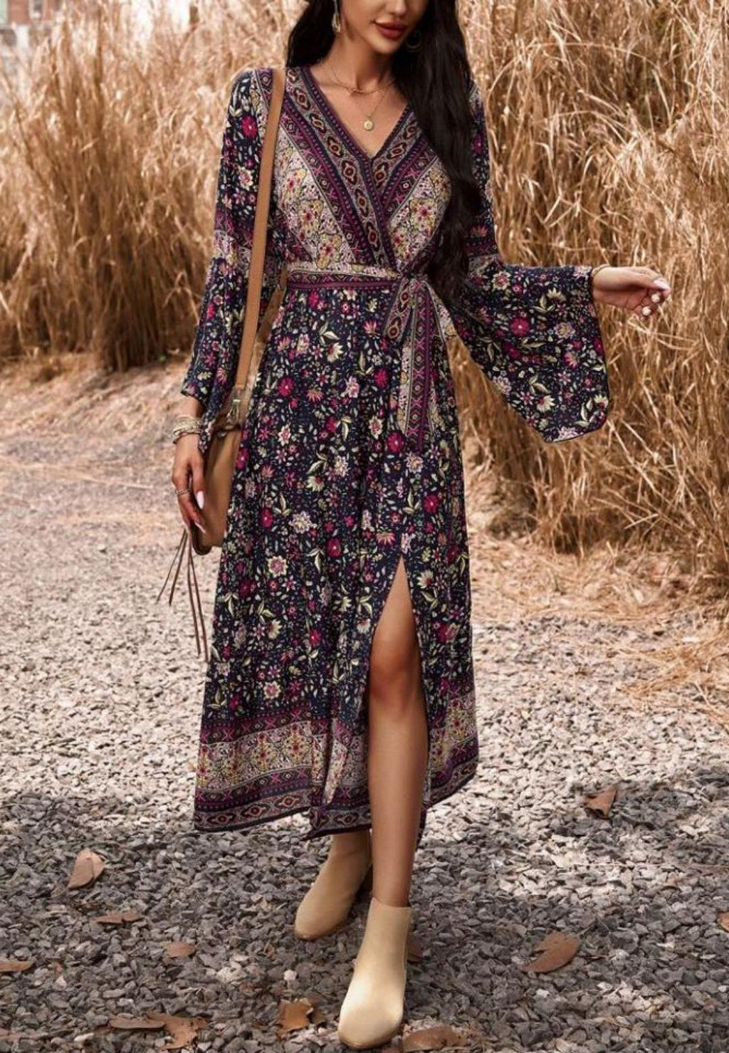 Vestido bohemio con escote cruzado y abertura delantera