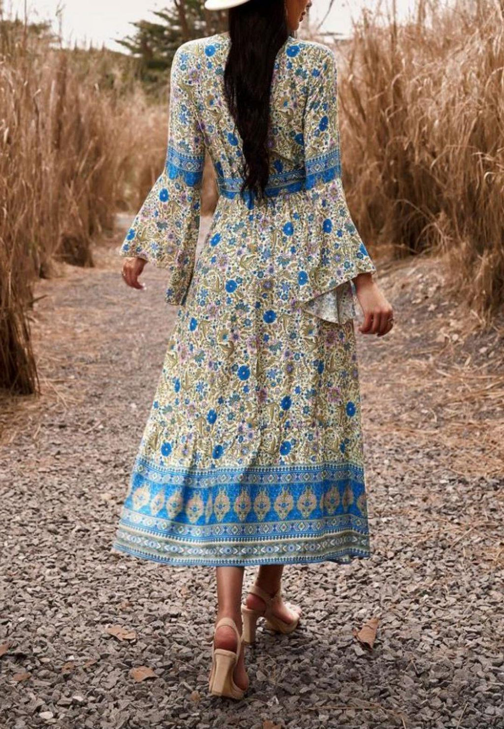 Vestido bohemio con escote cruzado y abertura delantera